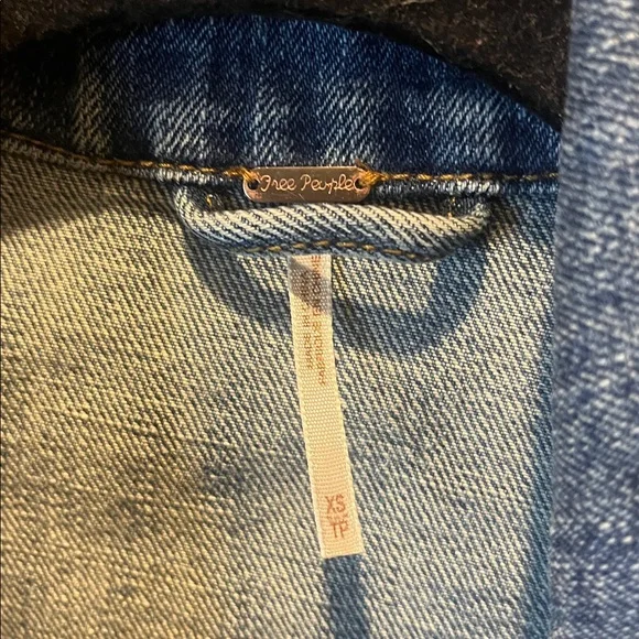 Free People Distressed Cropped Denim Jacket with Lace sides size XS - Picture 6 of 7